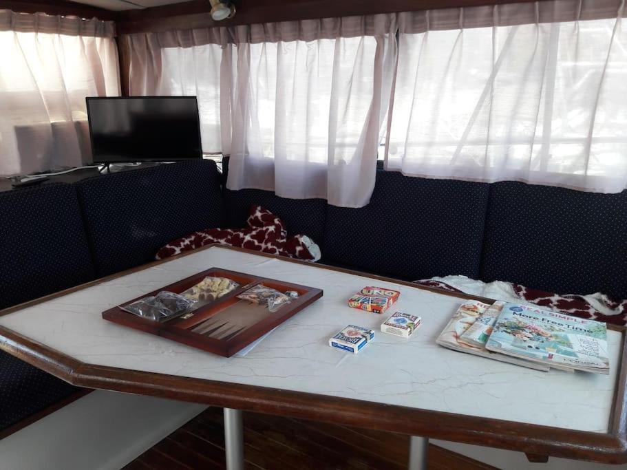 Waterfront 32' Bayliner Yacht Hotel Providence Buitenkant foto