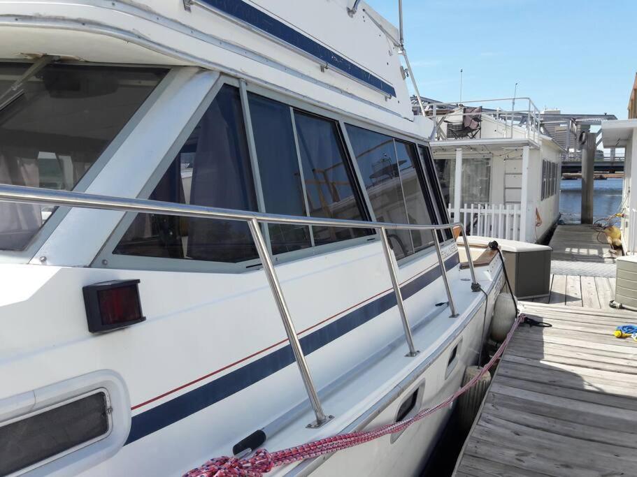 Waterfront 32' Bayliner Yacht Hotel Providence Buitenkant foto